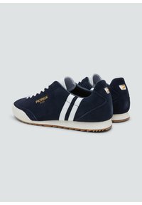 Navyblaue Wildleder-Sneaker mit weißen Streifen, runder Spitze, strukturiertem Gummisohle und goldenen Logodetails an der Seite und Ferse.