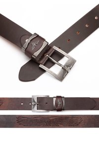 Brauner Ledergürtel mit einer Metallschnalle, die ein Adlerdesign zeigt, mehreren Einstelllöchern und geprägten Adlerflügeln entlang des Gürtels.