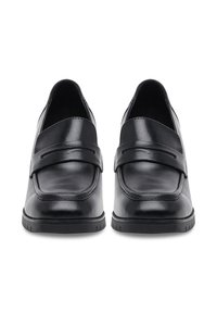 Fekete bőr loaferek sima felülettel, a lábujjak felett egy pánttal és texturált fekete gumitalppal. Klasszikus, áramvonalas dizájn.