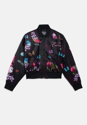 Zwarte satin bomberjack versierd met levendige bloemen- en vlinderprints. Heeft ribgebreide manchetten en tailleband, en een rits aan de voorkant.