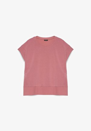 Pölyisen vaaleanpunainen lyhythihainen rento paita, jossa on pyöreä pääntie ja leveä helma, aseteltu tasaisesti valkoista taustaa vasten.