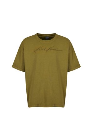 T-shirt in cotone verde oliva con maniche corte e scollatura rotonda, caratterizzata da un design firmato in rilievo di colore nero sulla parte anteriore.