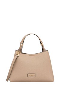 Borsa color beige in pelle testurizzata con design curvo. Presenta manici doppi e hardware dorato, con un logo sul davanti.