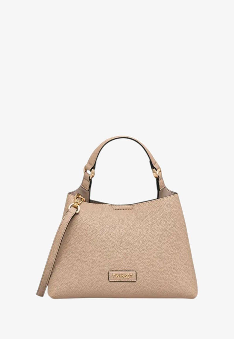 Beige Handtasche aus strukturiertem Leder mit geschwungenem Design. Verfügt über zwei Griffe und Hardware in goldfarben, mit einem Logo auf der Vorderseite.