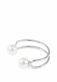 Silver öppen manschettarmband med två vita runda pärlor i varje ände, med en slät, polerad yta och minimalistisk design.