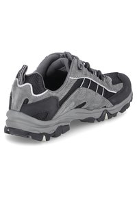 Schwarzer und grauer Sportschuh mit einem Obermaterial aus Wildleder und Mesh, strukturiertem Sohle mit tiefen Rillen und grauen Nähten.