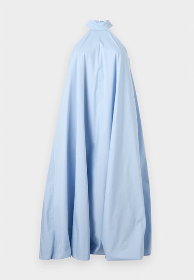 Robe sans manches bleu pâle longueur sol, col haut, avec un tissu drapé volumineux et une texture lisse légèrement brillante.