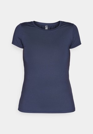 T-shirt azul marinho de manga curta com decote redondo, feito de tecido suave. Apresenta um pequeno logotipo na área do peito esquerdo.