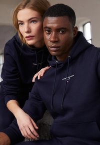 Tommy Hilfiger LOGO HOODIE - Sweatshirt com capuz - desert sky