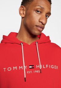 Tommy Hilfiger LOGO HOODY - Sweatshirt com capuz - red alert