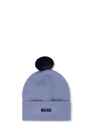 Bonnet d'hiver tricoté bleu clair avec un pompon noir au sommet et le mot BOSS brodé sur le bord retourné.
