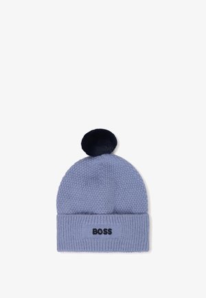 Bonnet d'hiver tricoté bleu clair avec un pompon noir au sommet et le mot BOSS brodé sur le bord retourné.