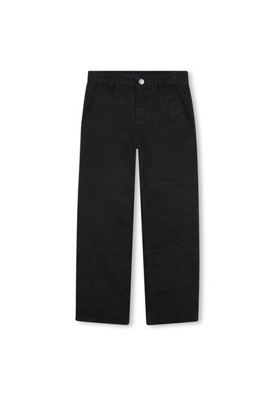 Zwarte katoenen broek met een rechte pijp, voorzien van voorzakken en een enkele knopen sluiting. Glad oppervlak zonder patronen.
