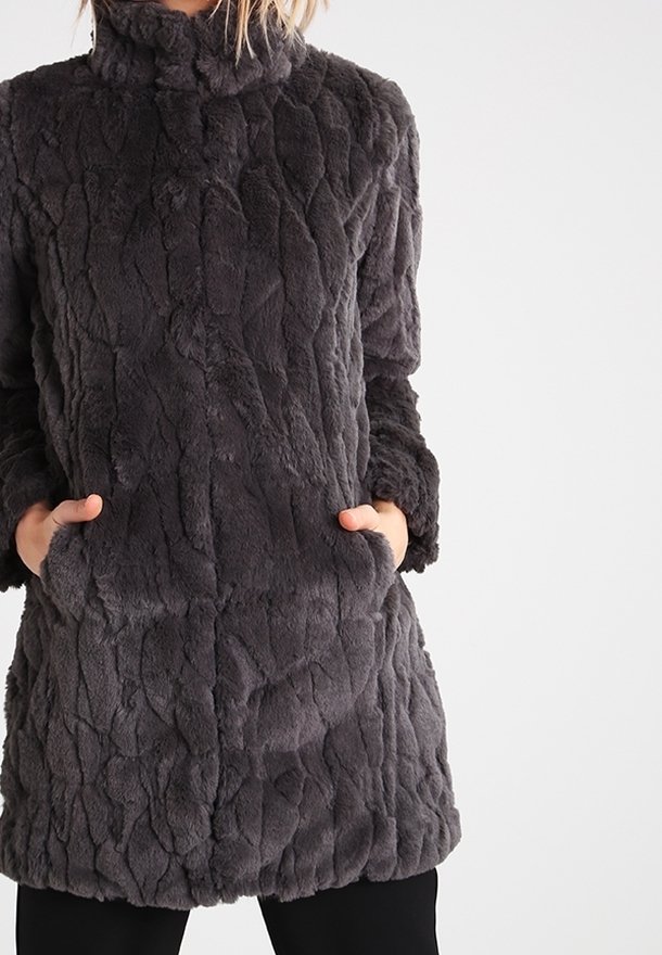 Grijze nepbontjas met een gestructureerd patroon, hoge kraag, lange mouwen en zijzakken, met een ontspannen pasvorm en knielange ontwerp.