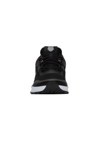 Čierne športové topánky s textilným zvrškom, šnúrkami a pevným podrážkou s bielym akcentom. Logo K-Swiss na jazyku.