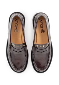 Mocassini in pelle marrone scuro con borchie dorate lungo il bordo, design classico, texture liscia e punta arrotondata.