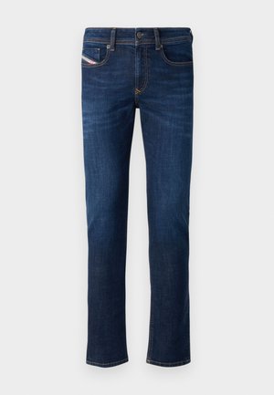 Jeans de mezclilla azul oscuro con un diseño de pierna recta, con costuras naranjas y una pequeña etiqueta de marca en el bolsillo trasero.