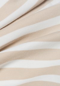 Gestreepte stof in beige en wit, met een zachte, gladde textuur en opvallende horizontale lijnen.