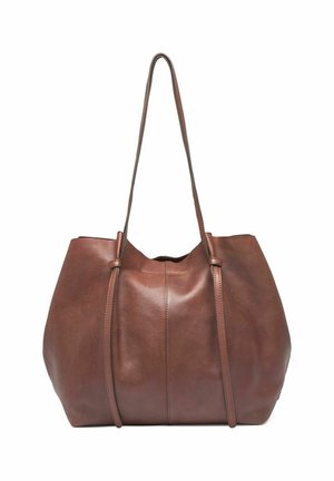 Borsa tote in pelle marrone con una texture morbida, parte superiore arricciata e due lunghe cinghie. Caratterizzata da una silhouette arrotondata e un design minimalista.