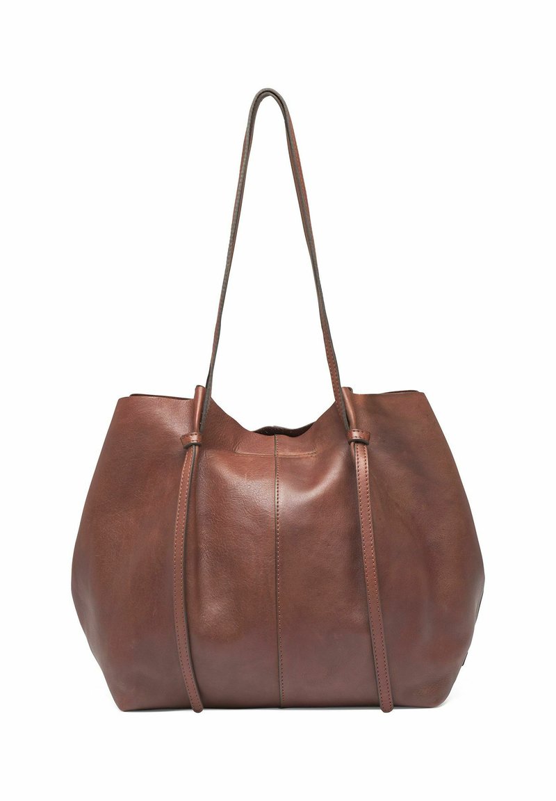 Bruine leren tote bag met een zachte textuur, een getrokken bovenkant en twee lange handvatten. Heeft een afgeronde silhoutte en een minimalistisch ontwerp.