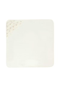 Biała niemowlęca kocyk o miękkiej teksturze, z brązowym wzorem zwierząt w jednym rogu. Krawędzie są przeszyte dla większej trwałości.