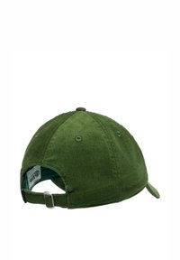 Grön kordflyddskeps med en svängd skärm, justerbar baksida och texturerad yta. Inkluderar ventilationshål och innerfoder.