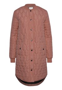 Manteau long matelassé rose poussiéreux avec motif en diamant, boutons-pression, poignets côtelés et ourlet arrondi.