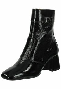 Schwarze Lackleder-Stiefelette mit spitzer Zehe, Blockabsatz und dekorativem Hardware-Akzent am Knöchel. Glatte, glänzende Textur.