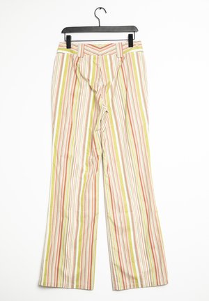 Gestreepte broek met verticale groene, oranje en witte strepen, hangend aan een zwarte hanger tegen een witte achtergrond.