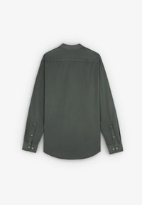 Camisa de manga larga en color verde oscuro, hecha de tela suave, con puños de botón y un cuello clásico, mostrada por la parte de atrás.