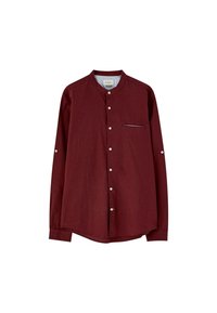 Chemise bordeaux à manches longues avec un col mandarin, une fermeture à boutons sur le devant et une poche poitrine ornée d'un détail de ligne contrastante. Texture douce.