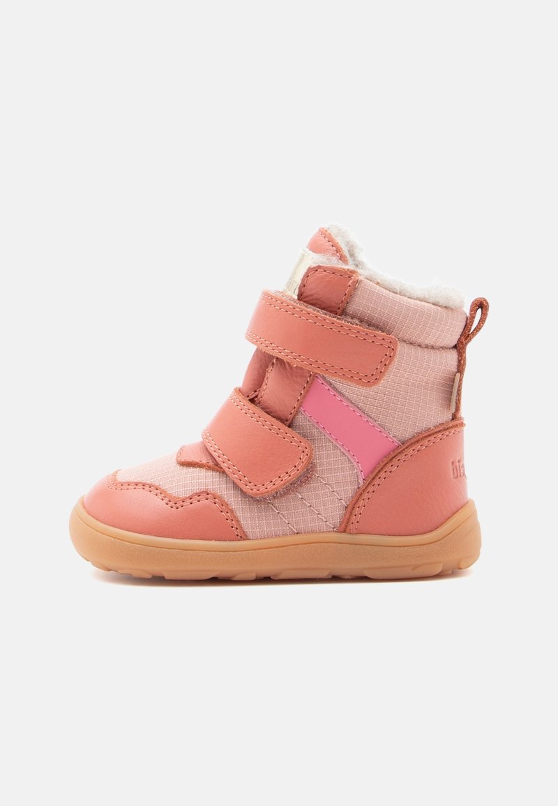 Botte d'hiver rose pour tout-petit avec deux sangles velcro, semelle en caoutchouc, dessus en tissu et cuir, et doublure intérieure en fourrure douce.