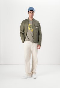 Guess Jeans QUILTED PUFFER JACKET - Jachetă subțire - olive light green