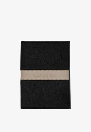 Cartera de cuero negro con textura y una franja horizontal beige con relieve que dice "CERRUTI 1881" centrada en el frente.