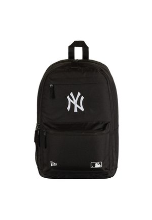 Zwarte rugzak met New York Yankees-logo, voorvak met ritssluiting, zijvak van gaas en MLB- en New Era-logo's op witte achtergrond.
