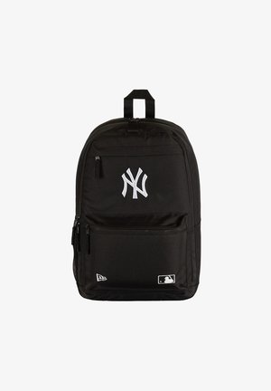 Sac à dos noir avec logo des New York Yankees, poche avant zippée, poche latérale en mesh, et logos MLB et New Era sur fond blanc.