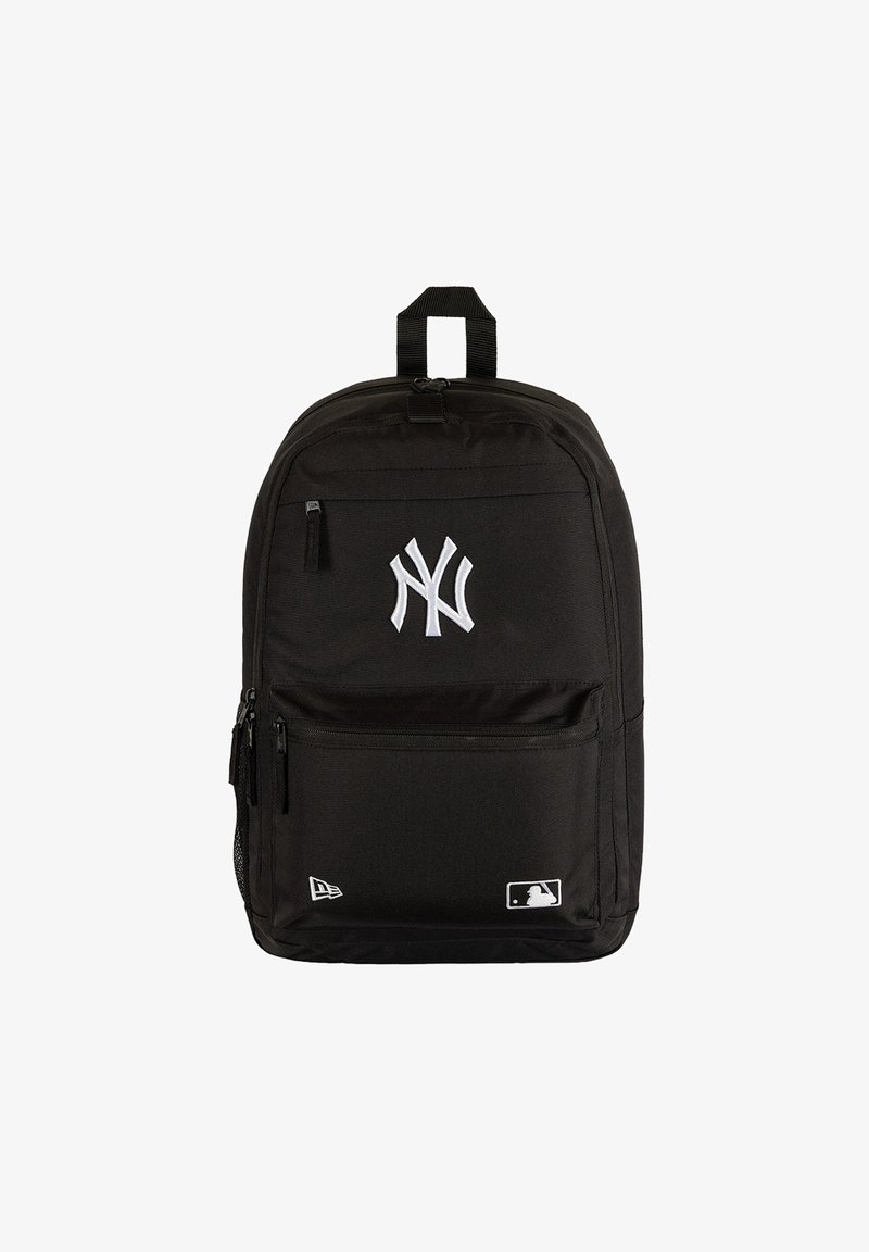 Μαύρο σακίδιο με το λογότυπο των New York Yankees, εμπρόσθια τσέπη με φερμουάρ, πλαινές δίχτυ τσέπες και λογότυπα MLB και New Era σε λευκό φόντο.