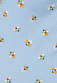 Tecido azul canelado com pequenos padrões florais em rosa, laranja, branco e verde. Textura notável proveniente da caneladura e dos detalhes florais.