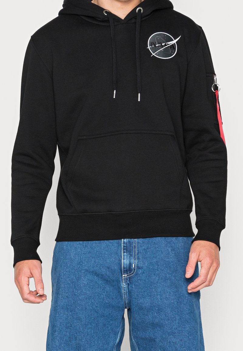 Sudadera negra con un logo de la NASA en el pecho, capucha con cordón, bolsillo tipo canguro en el frente y una franja de acento roja en la manga.