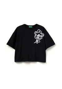 Černé bavlněné tričko volného střihu s bílým obrysem květinového motivu na levé straně a kulatým výstřihem.