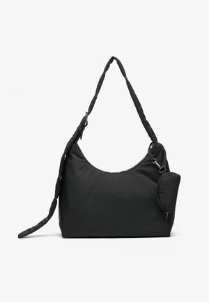 Bolsa de ombro preta em nylon com uma forma curvada, alça texturizada e uma pequena bolsa com fecho zip, destacável, presa ao lado.