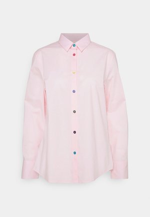 Jasnoróżowa koszula z długim rękawem, kołnierzykiem i wielokolorowymi guzikami z przodu, przedstawiona na jednolitym tle.