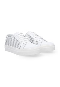Białe sneakersy z perforowanymi skórzanymi panelami, okrągłym czubkiem, płaską gumową podeszwą oraz klasycznym sznurowaniem. Teksturalne akcenty po bokach.