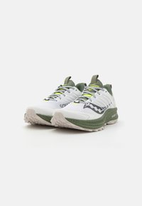 Scarpe da trail running con tomaia in mesh bianco, dettagli verdi e suole grigie texture. Include elementi riflettenti e lacci.