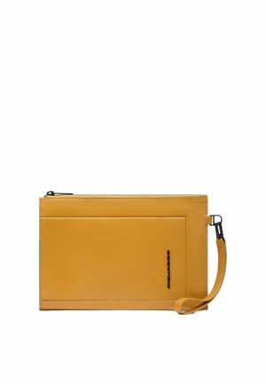 Gelbe Leder-Clutch mit glatter Oberfläche, Reißverschluss und abnehmbarem Handgelenkriemen. Verfügt über eine Vordertasche und ein geprägtes Logo-Detail.