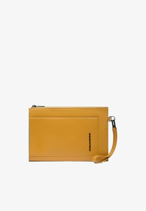 Gele lederen clutch met een gladde textuur, ritsluiting en afneembare polsband. Voorzien van een voorvak en reliëf logo-detail.