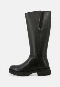 Stivale in pelle nera alto fino al ginocchio con una texture liscia, punta leggermente arrotondata e suola in gomma robusta con un motivo scanalato.