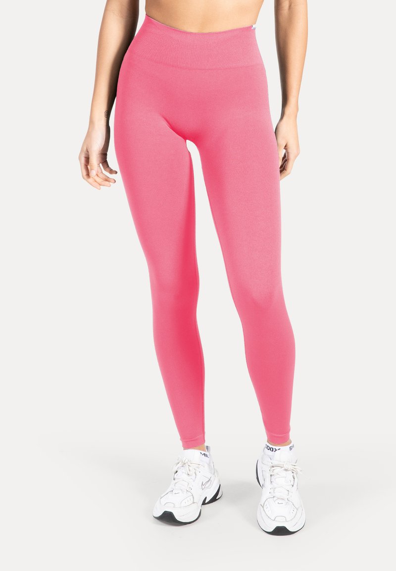 Legginsy z wysokim stanem, dopasowane, w jaskrawym różowym kolorze, wykonane z elastycznego materiału. Charakteryzują się gładką teksturą, bez widocznych wzorów czy elementów metalowych.