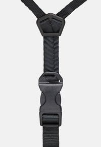 Sort nylonrem med justerbart hardware og plastikspænde. Tekstureret mønster langs remmen. Spændet har et logo.