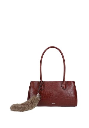 Dunkelrote Handtasche mit Krokodilleder-Textur, zwei Griffen und einem großen braunen pelzigen Schlüsselanhänger auf der Vorderseite links.
